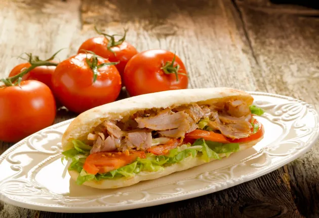 kebap-sandwich-on-dish-2022-06-28-08-50-41-utc1_(1)2.webp
